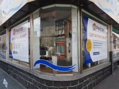 logo-werbetechnik-tschasche-muehlheim-schaufenster-fassadenbeschriftung-P1100954