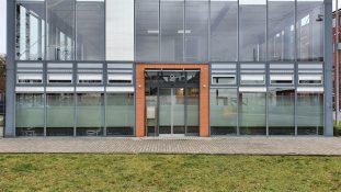 logo-werbetechnik-tschasche-muehlheim-schaufenster-fassadenbeschriftung-P1102047