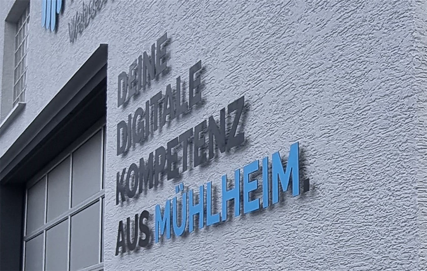 Leuchtende 3D-Buchstaben verbrauchen nur wenig Strom im Vergleich zu Hochspannungsröhren.