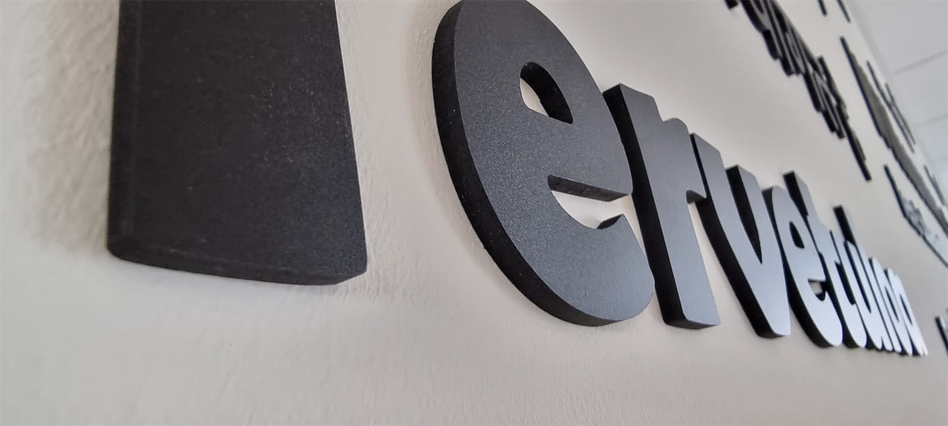 Leuchtende 3D-Buchstaben verbrauchen nur wenig Strom im Vergleich zu Hochspannungsröhren.