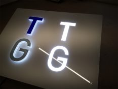 web-logo-werbetechnik-tschasche-muehlheim-leuchtreklame-leuchtkaesten-durchgesteckte-buchstaben-20181024-171934