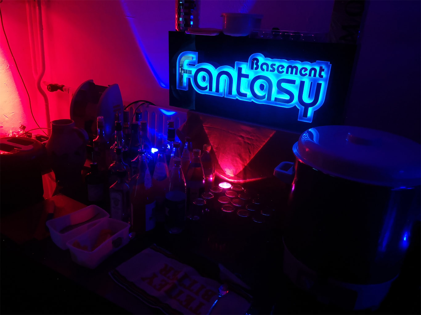 Eine RGB-Farbsteuerung in den LED-Leuchtkästen ermöglicht eine flexible Einstellung der Leuchtfarben.