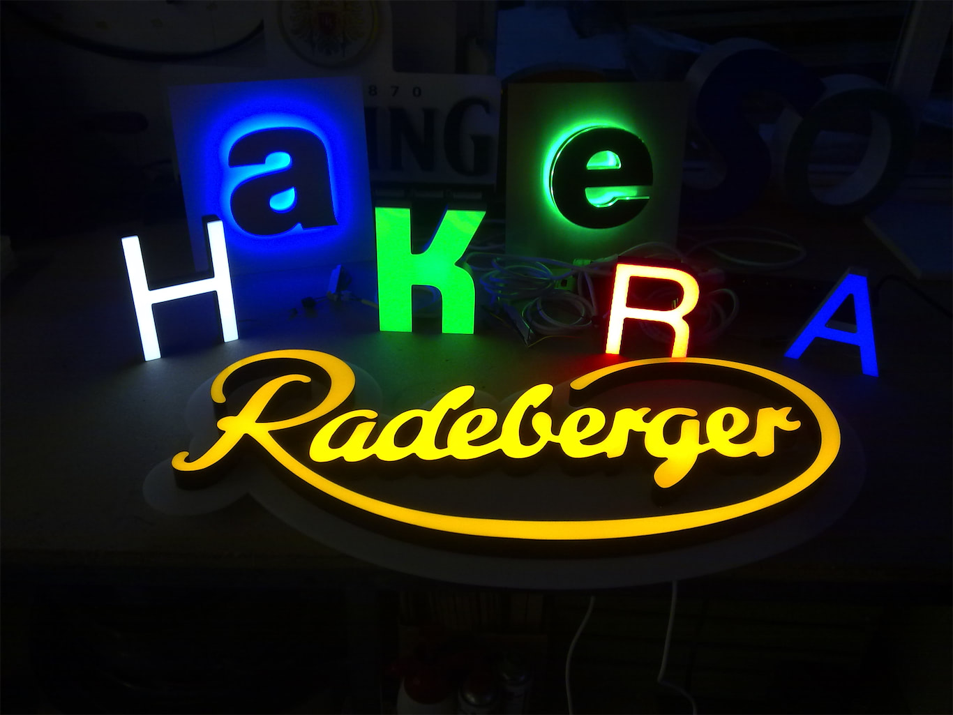 Eine RGB-Farbsteuerung in den Leuchtbuchstaben ermöglicht eine flexible Einstellung der Leuchtfarben.